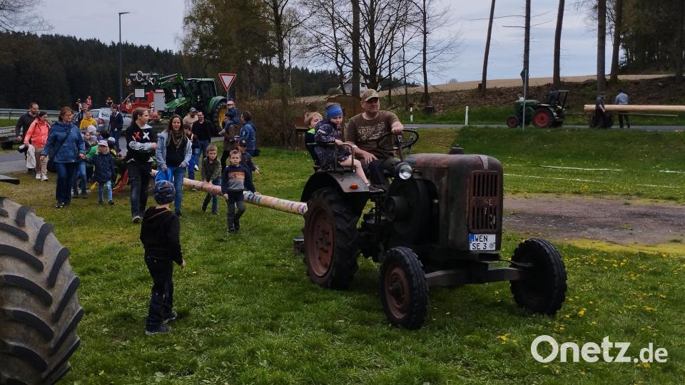 Der Kindermaibaum wird auf das Gelände gebracht. Bild: jba