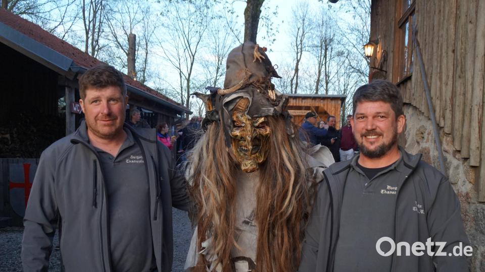 Die beiden Vorstände Tobias Fuchs (links) und Thomas Babl (rechts) haben gute Arbeit geleistet. Sie brauchen sich vor der Hexe nicht fürchten. Bild: rkp