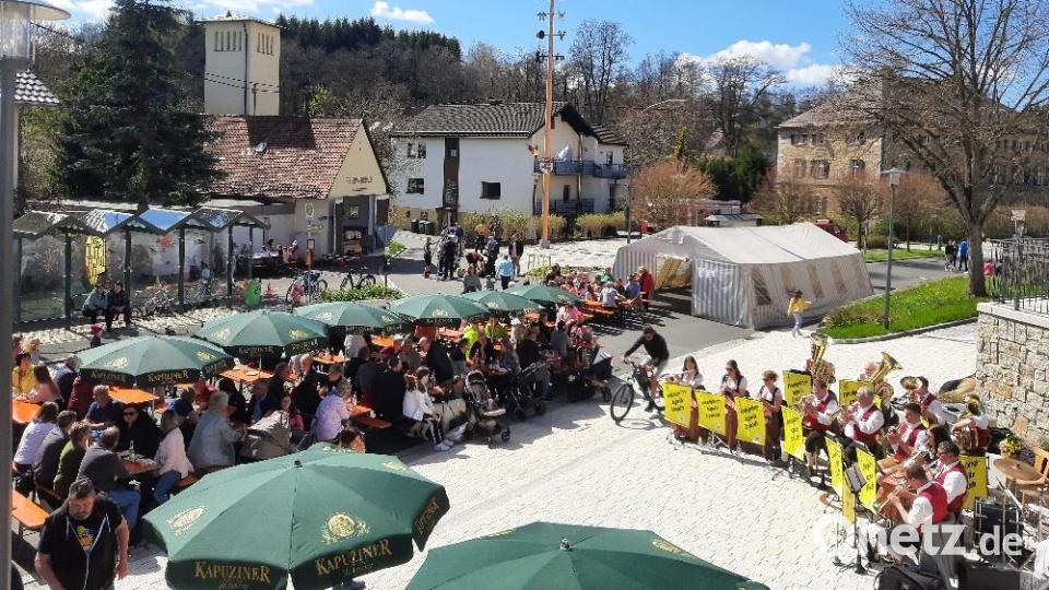 In Ebnath waren viele Besucher zum Marktplatz gekommen, sie ließen sich von der Feuerwehr verwöhnen. Der Maibaum ragt in den weiß-blauen Himmel. Die Musikanten spielten auf. Bild: soj