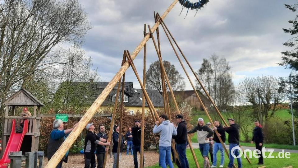 In Hermannsreuth wurde der Maibaum noch per Hand aufgestellt. Bild: soj