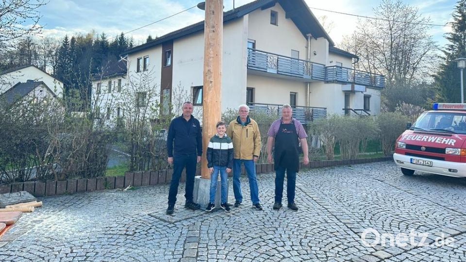 In Ebnath wurde der Maibaum verlost. Gewinner war Robert Würstl (Zweiter von rechts). Mit dabei Kommandant Gerhard Horn (von links), &quot;Glücksfee&quot; Leon Wegmann und Vorsitzender Thomas Pelzer. Bild: soj