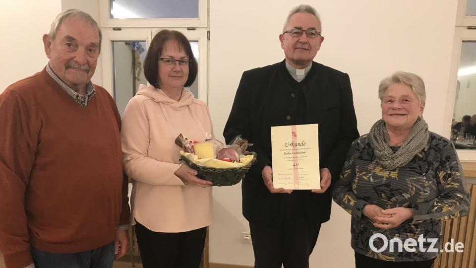 Karl Novak, Doris Beer und Marianne Lindner (von links) danken Diakon Dieter Gerstacker für 40 Jahre Treue. Bild: mma