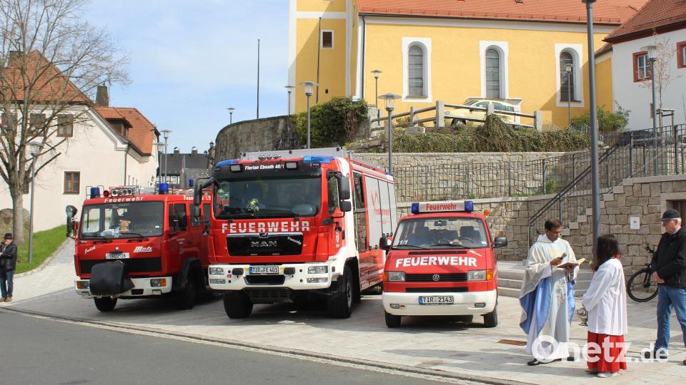 Pfarrer Pater Anish George segnete nach dem Gottesdienst die Fahrzeuge. Bild: soj