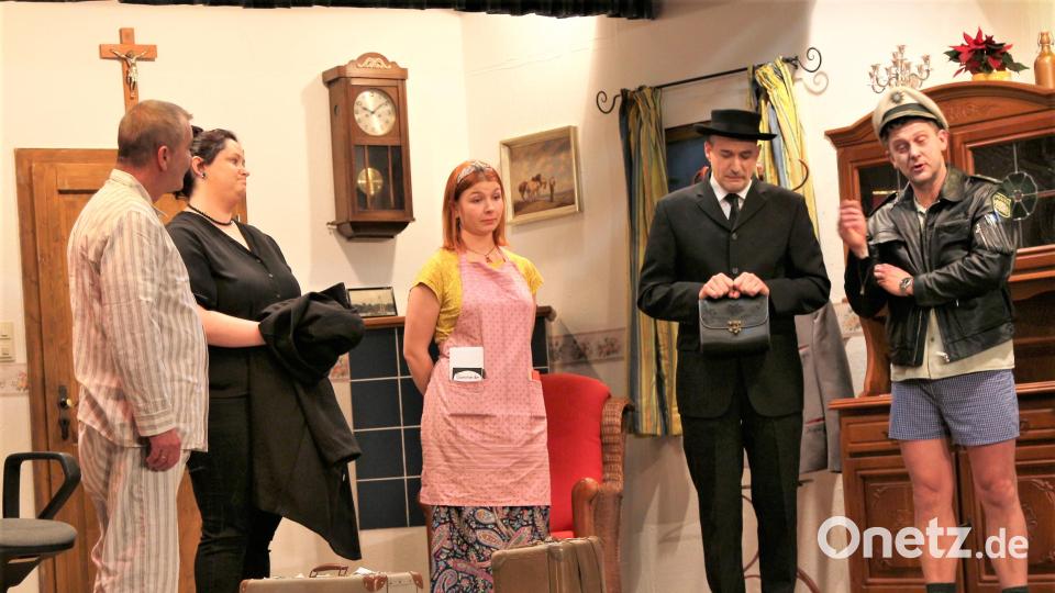 Die Komödie „Da Himmel wart net“ führt die Theatergruppe der Pfadfinder Ensdorf auf (von links): Werner Scharl, Laura Braun, Laura Reinwald, Jochen Lehr und David Breitkopf. Bild: Herbert Scharl/exb