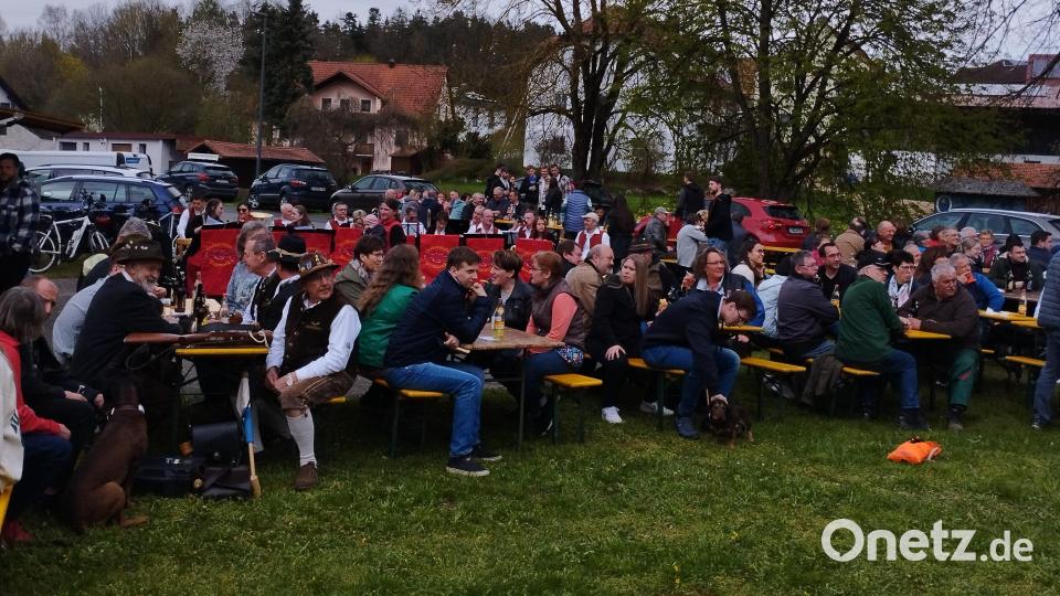 Nach dem Aufstellen wurde kräftig gefeiert. Bild: jba