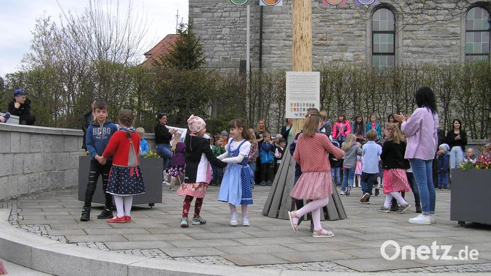 Die Mädchen und Buben des Kinderhauses St. Josef zeigten eine Tanz. Bild: öt