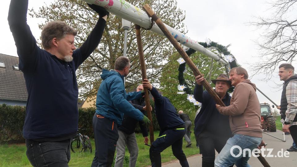 Bei den Krumme-Äcker-Siedlern wird noch mit Muskelkraft angeschoben. Bild: Kunz