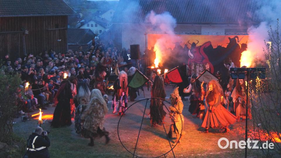 Schaurig-schön: Der Hexentanz auf der Burganlage Thanstein. Die Zuschauer sind begeistert. Bild: rkp