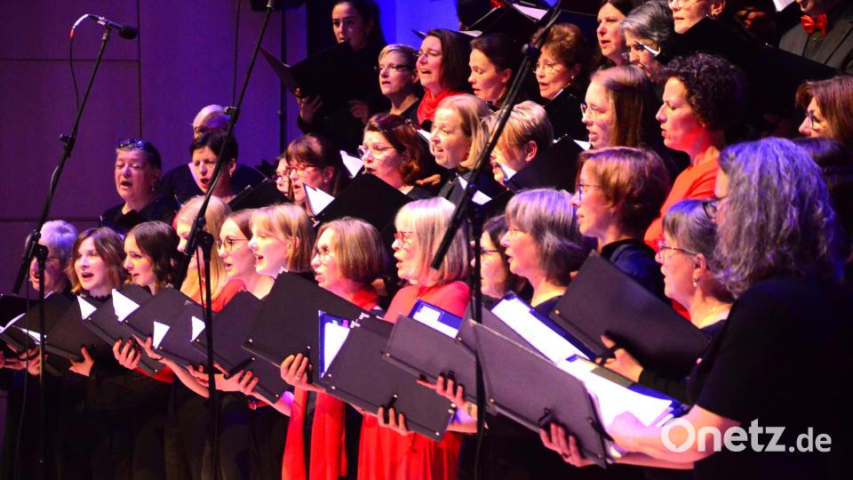 Der Weidener Kammerchor singt das Spiritual &quot;Witness&quot;. Bild: Kunz