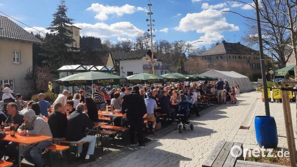 In Ebnath waren viele Besucher zum Marktplatz gekommen, sie ließen sich von der Feuerwehr verwöhnen. Der Maibaum ragt in den weiß-blauen Himmel. Bild: soj