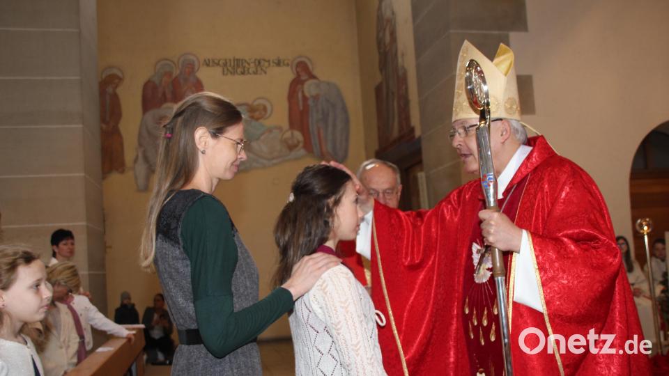 Anlässlich des 100-jährigen Pfarreijubiläums kam Diözesanbischof Rudolf Voderholzer nach Hl. Dreifaltigkeit, um in Amberg 52 jungen Christen das Sakrament der Firmung zu spenden. Bild: ads