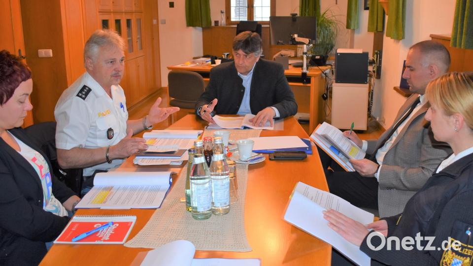 Der Dienststellenleiter der Polizeiinspektion Eschenbach, Werner Stopfer (Zweiter von links) und der neue Leiter der Kriminalpolizeiinspektion Weiden Andreas Schieder (Zweiter von rechts) sowie Hauptkommissarin Nicole Götz (rechts) beim Sicherheitsgespräch im Rathaus vor. Bild: rgr