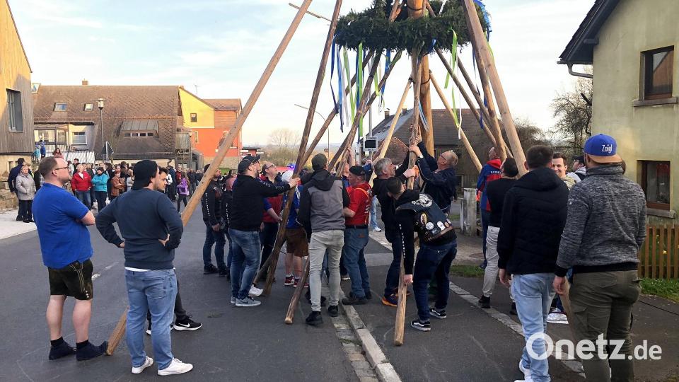 Damit der Fuchsmühler Maibaum errichtet werden kann, braucht es viel Muskelkraft. Bild: wro