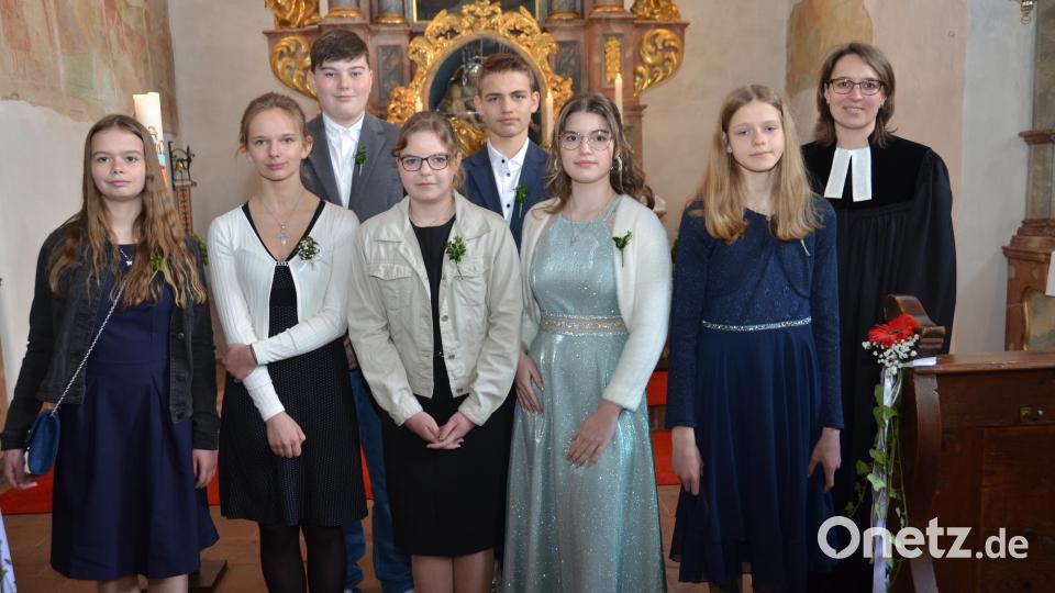 Sieben junge Christen feierten mit Stadtpfarrerin Carmen Riebl (rechts) Konfirmation in der Simultankirche in Altenstadt. Bild: dob