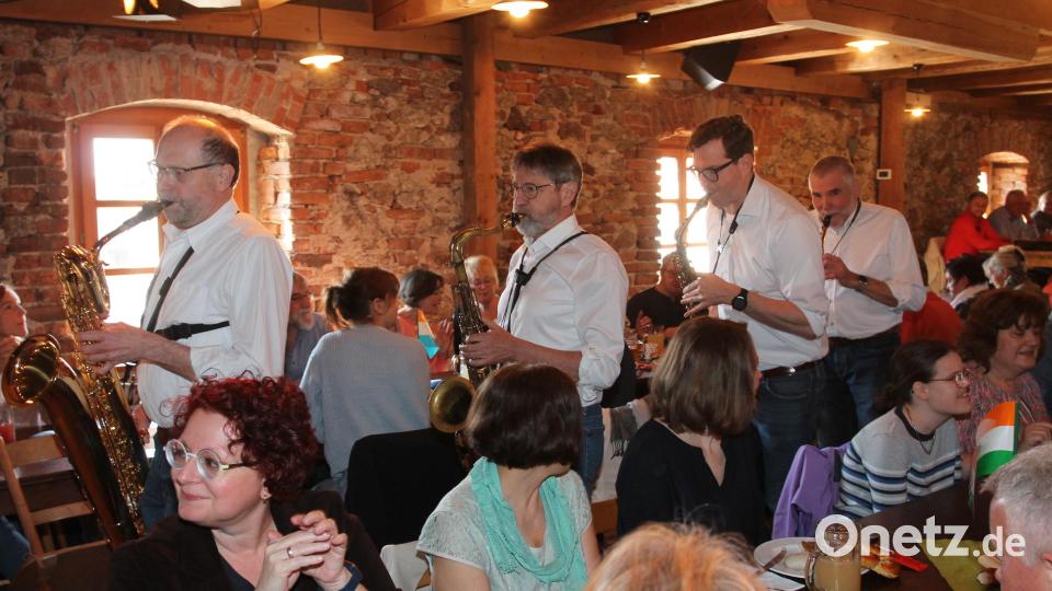 Die &quot;Sax-Brothers&quot; halten Einzug in den &quot;Schafferhof&quot;. Bild: pi