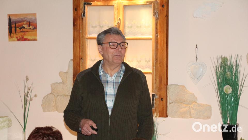Josef Häckl erklärt die Details zur Reise zur BUGA in Mannheim. Bild: rpp