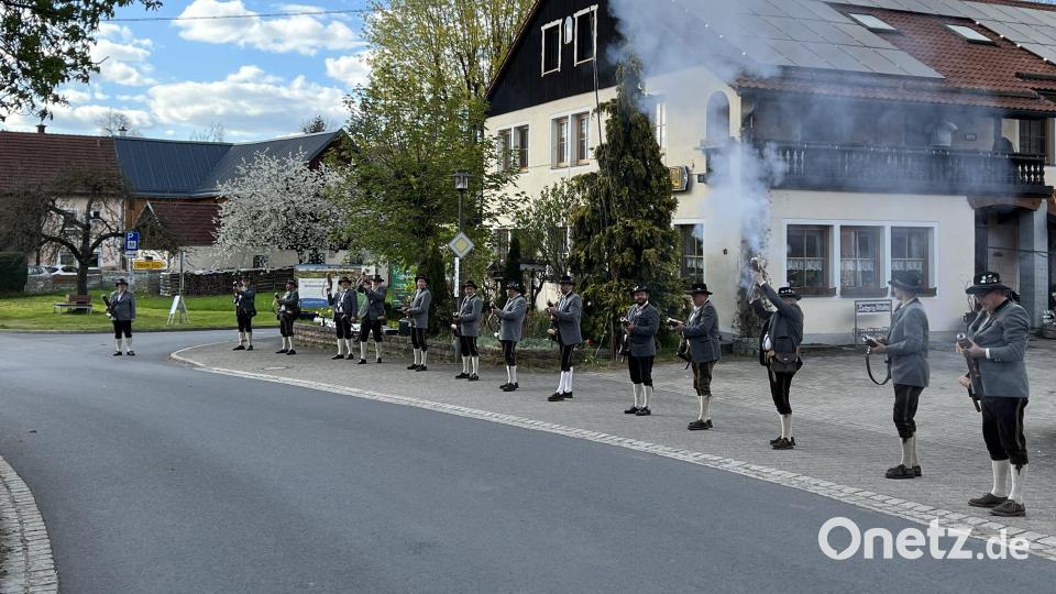 Traditionell unterstützen in Kastl die Böllerschützen das Maibaumaufstellen in Kastl. Bild: rpp