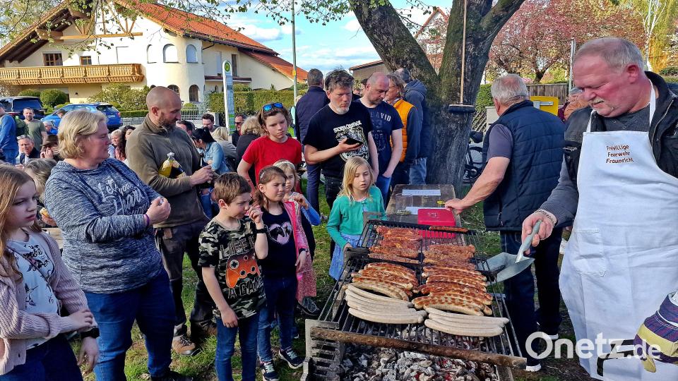Das schönste Wetter lockt viele Besucher zum Aufstellen des Maibaumes nach Frauenricht. Die Spezialitäten vom Grill sind heiß begehrt. Bild: R. Kreuzer