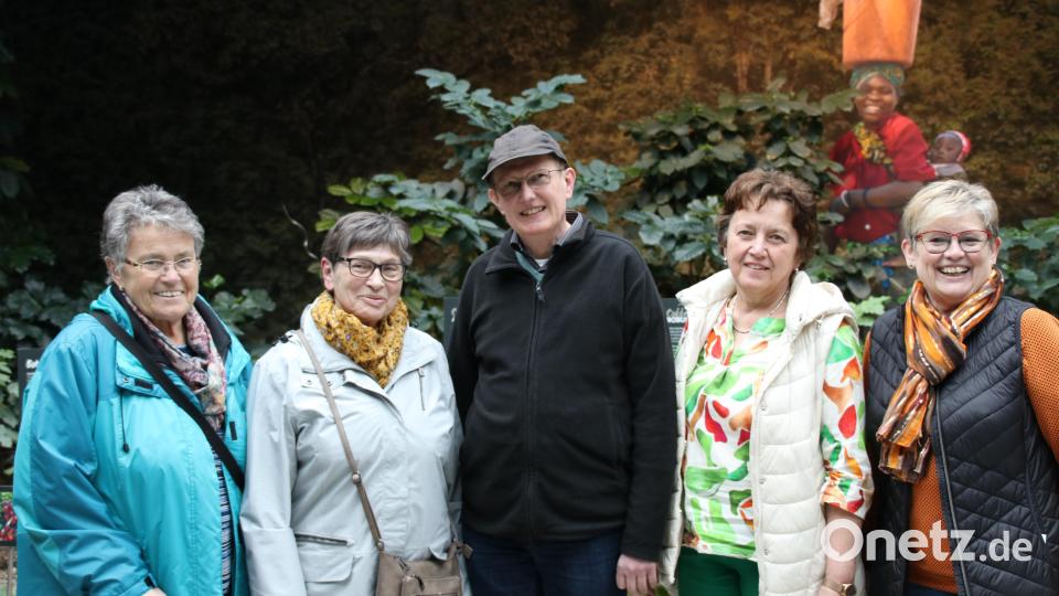 Pfarrer Berthold Heller war von der Patengemeinde begeistert. Auf die Damen der Seniorenbetreuung (von links: Anna Schiesl, Lina Eggmeier, Irmgard Schreglmann und Maria Smola) kann er immer zählen. Bild: Richard Vollath wlr