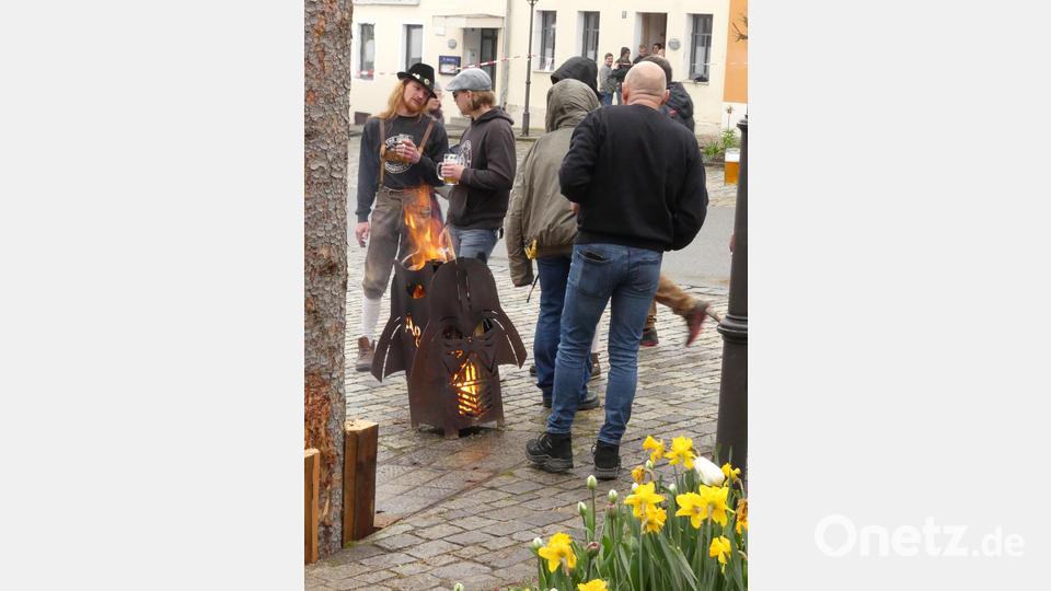 Mit einem Umtrunk am Feuerkorb beendeten die Pilots ihr Maifest 2023. Bild: rn