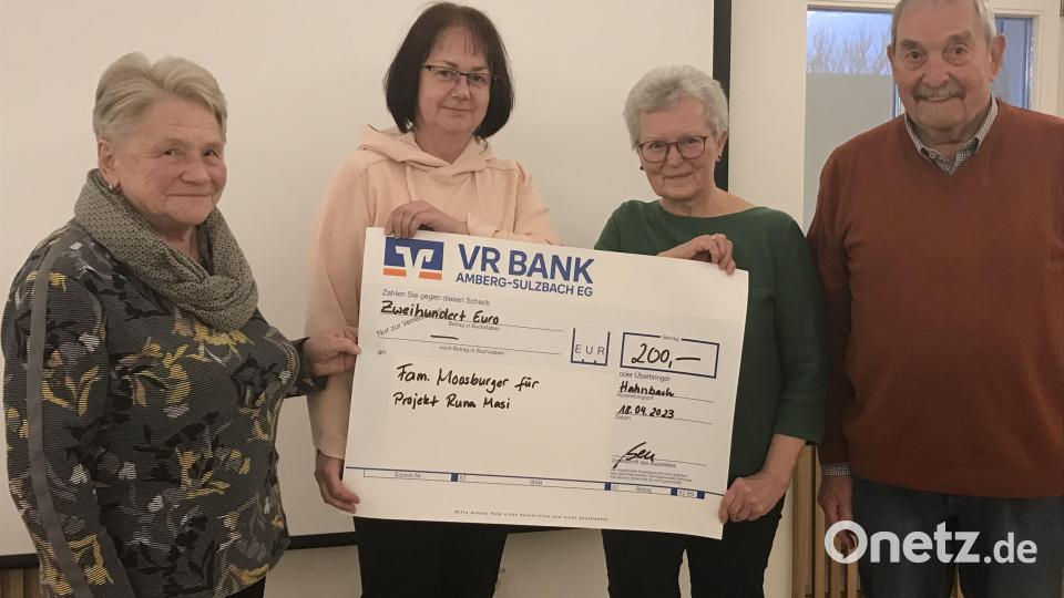 Marianne Lindner und Doris Beer freuten sich mit Marianne Moosburger und Karl Novak über die Spende für Runa Masi. Bild: mma