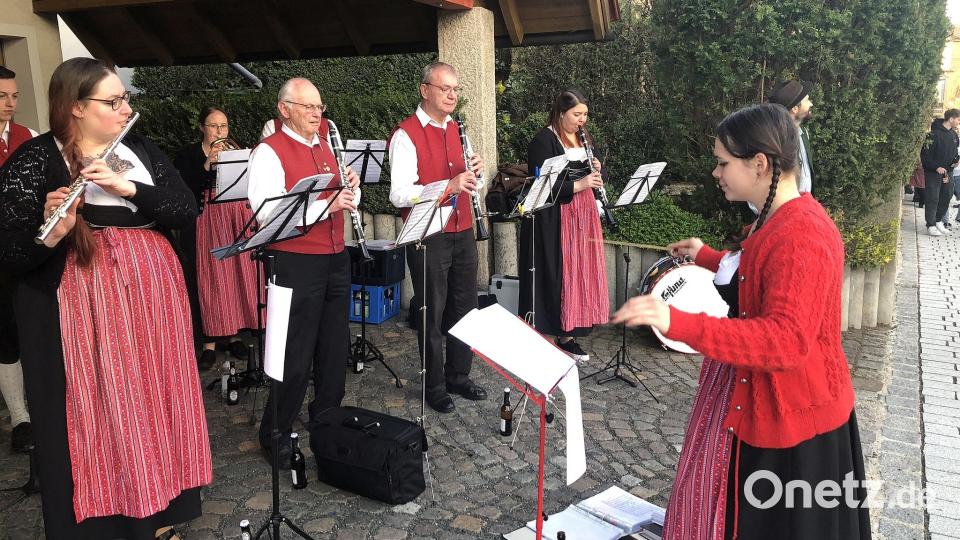 Musikalisch umrahmt wurde das Maibaumaufstellen vom Musikverein Wiesau und Umgebung unter der Leitung von Paula Bächer (rechts)., Bild: wro
