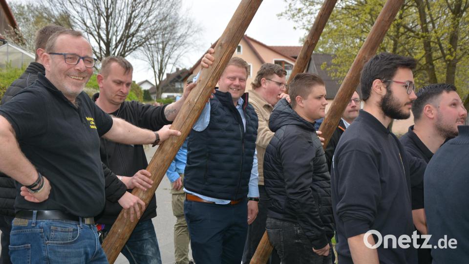 Auch Bürgermeister Stefan Grillmeier (Mitte) packte mit an. Bild: jr