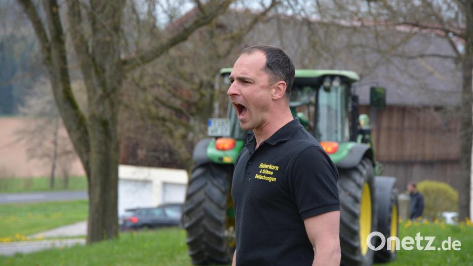 Feuerwehr-Kommandant Wolfgang Haberkorn gab beim Aufstellen die Kommandos. Bild: jr