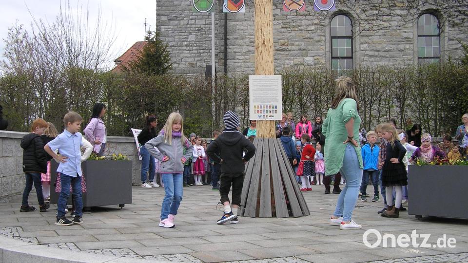 Die Mädchen und Buben des Kinderhauses St. Josef zeigten eine Tanz. Bild: öt