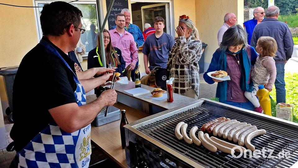 Das Aufstellen des Maibaums wird ordentlich zelebriert. In Latsch gibt es leckere Sachen vom Grill. Bild: R. Kreuzer