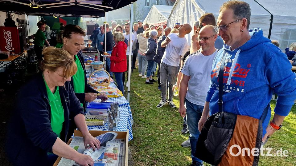 Makrelen sind der Renner bei der Bewirtung der Gäste zur Maibaumaufstellung. In Reihe standen die Gäste an der Kasse um eine der 120 Makrelen zu ergattern. Bild: R. Kreuzer