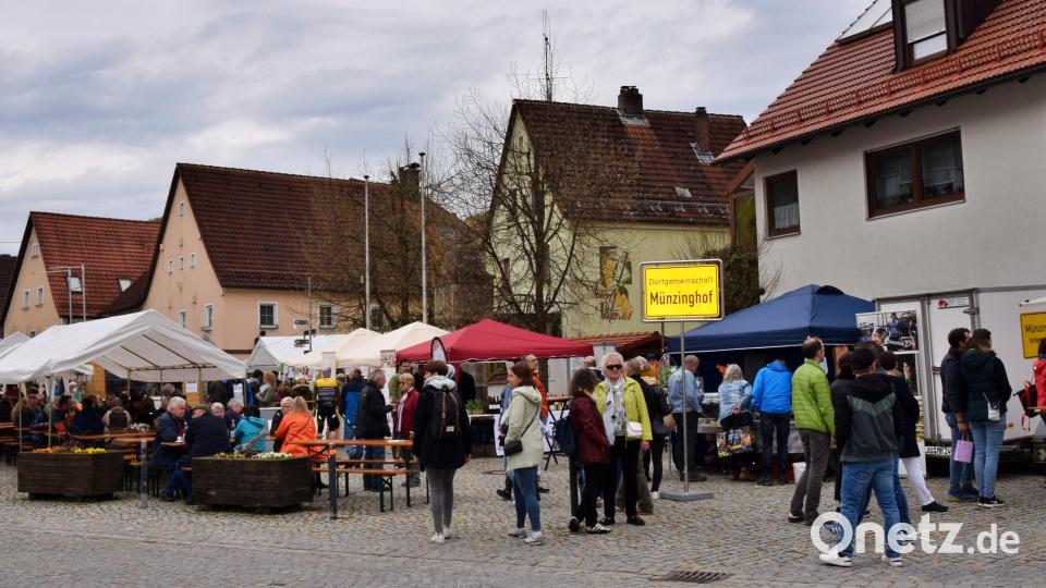 Gut besucht war der Markt der Genüsse am 1. Mai auf dem Königsteiner Marktplatz, litt aber am Nachmittag unter dem einsetzenden Regen. Bild: wku
