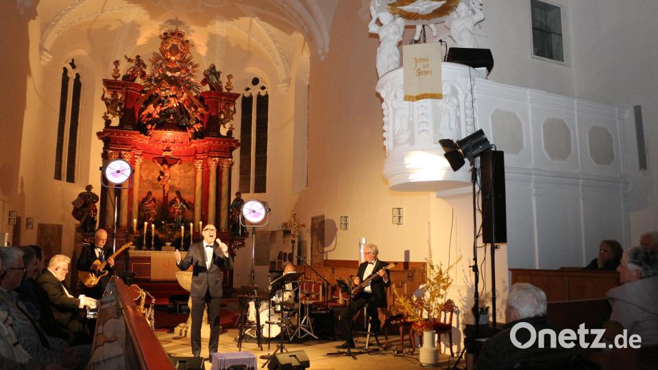 Das Konzert war sehr abwechslungsreich. Der Sänger erzählte viel aus seiner Kindheit, wie er zum Glauben kam und seine Talente entdeckte. Bild: rpp