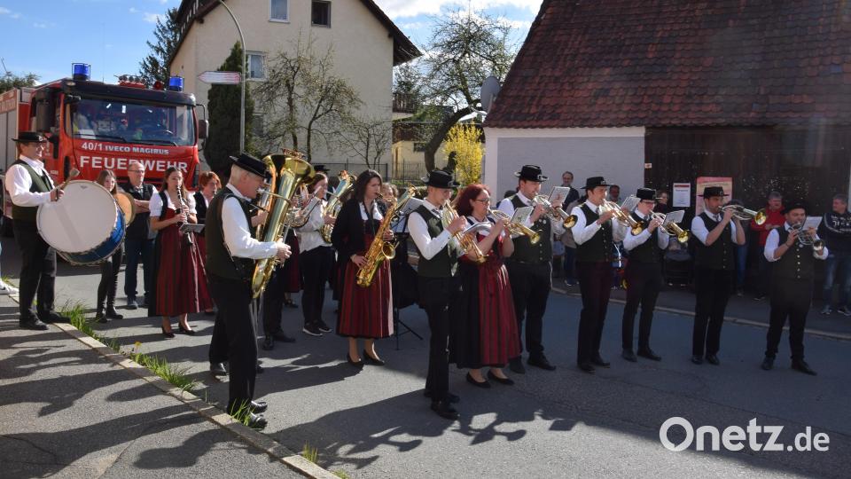 Die Trachtenkapelle Waldthurn begleitet das Ereignis mit flotten bayerisch-böhmischen Klängen. Bild: fla