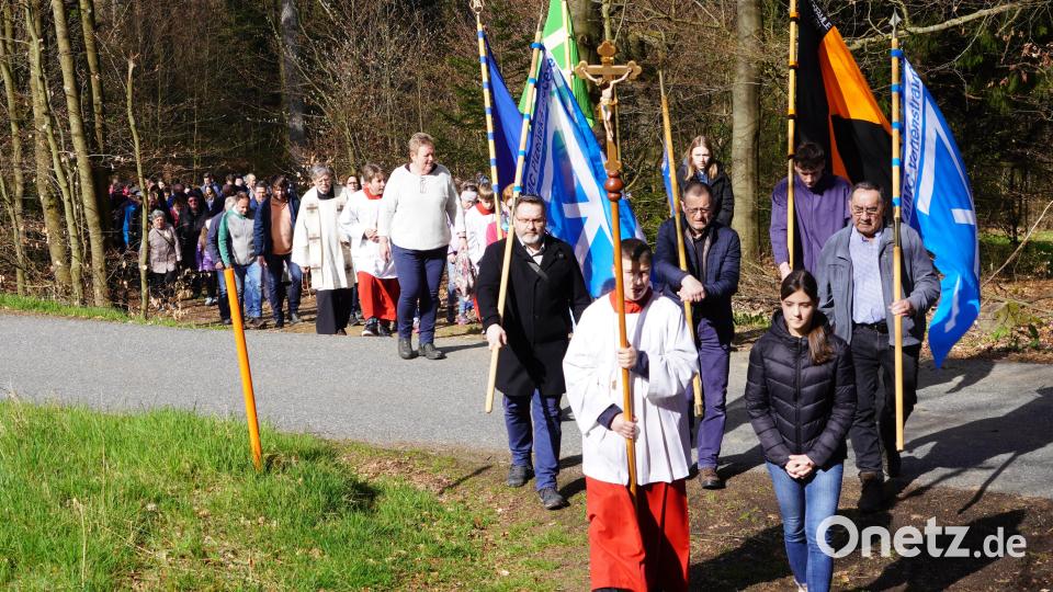 Bei der Wallfahrtseröffnung am Fahrenberg ist auch der tschechische Obmann des MMC Pilsen, Jaroslav Barhon (links mit Banner), dabei. Bild: fvo