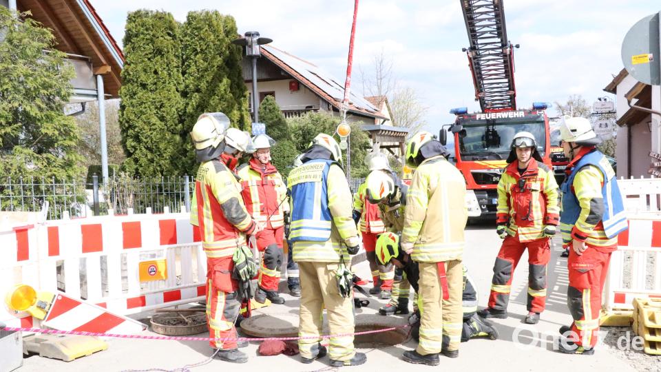 Die Feuerwehren üben eine Schachtrettung auf einer Baustelle in Parkstein. Bild: Fa. Scharnagl/exb