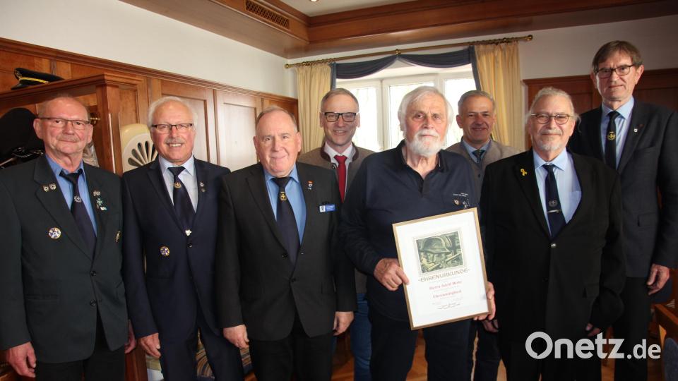 Adolf Mohr (Vierter von rechts) wurde zum Ehrenmitglied ernannt. Dazu gratulierten, von links, Alois Kirschbaum, Ferdinand Lienerth, Horst Embacher, Bernd Sommer. Roland Grillmeier, Gerhard Franke und Richard Drexl. Bild: kro