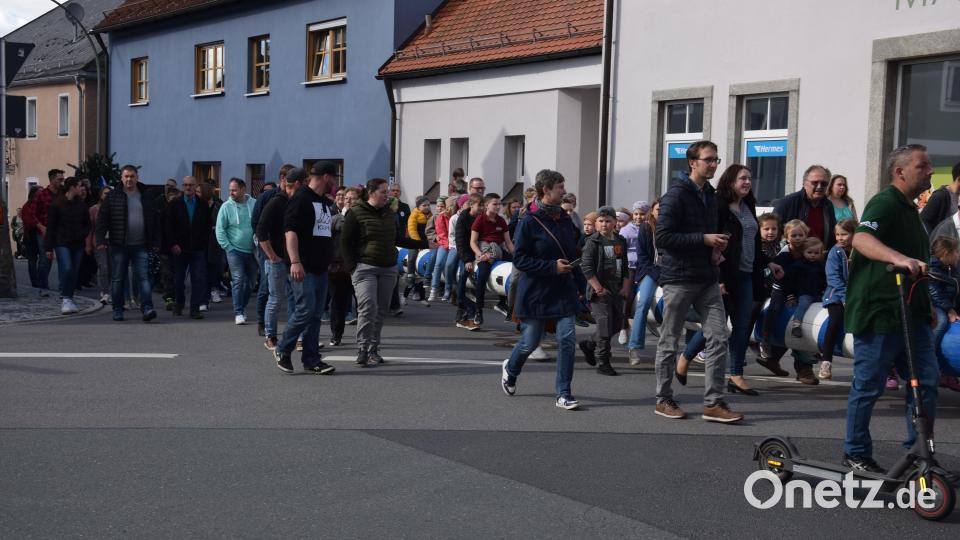 Viele Waldthurner, darunter viele Familien, sind beim Festzug mit dabei. Bild: fla
