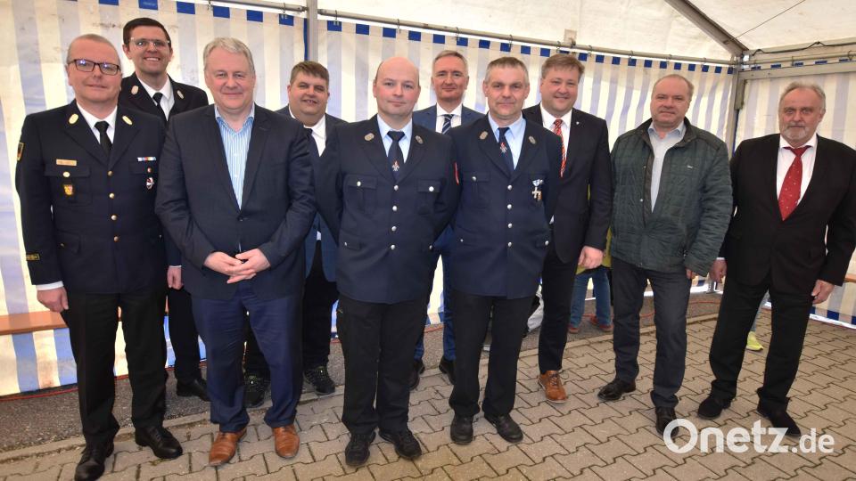 Ehrengäste und Beteiligte des Baus: (von links) der designierte Kreisbrandrat Christoph Strobl, Kreisbrandmeister Thorsten Jobst, Landrat Richard Reisinger, Bürgermeister Dieter Dehling (Illschwang), Vorsitzender Michael Riedel, Landtagsabgeordneter Harald Schwartz, Kommandant Jörg Flierl, Bürgermeister Stefan Braun (Kastl), Architekt Manfred Lubrich und Bürgermeister Anton Peter (Ammerthal). Bild: no