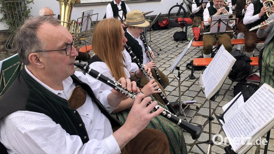 Beim Maibaumfest in Falkenberg darf auch die Blaskapelle nicht fehlen. Dirigiert wurde sie vom Klarinettisten Josef Franz (links). Bild: wro