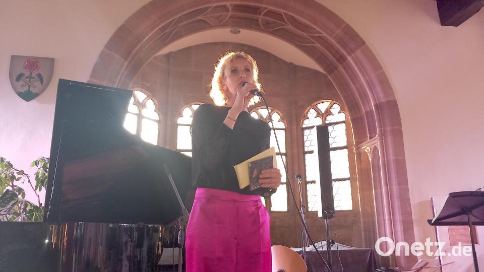 Angela Thar, die Leiterin des Kulturamts der Stadt Sulzbach-Rosenberg, führt beschwingt durch den Abend. Bild: dir