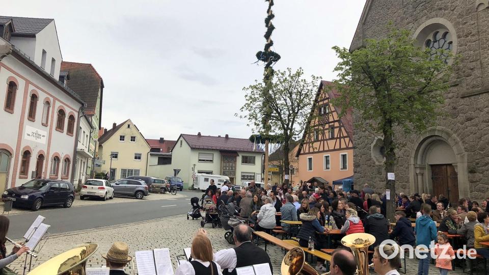Der Maibaum in Falkenberg steht bei der Kirche nahe des Rathauses. Am Kirchplatz wurde am 1. Mai auch gefeiert. Bild: wro