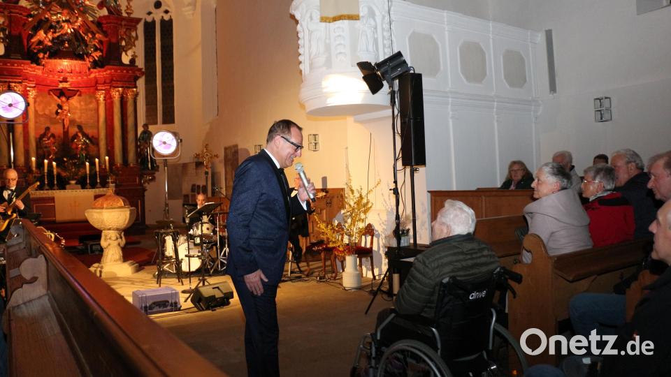 Der Sänger und Entertainer zeigte sich Publikumsnah. So mancher Gast musste aber auch für den einen oder anderen Witz herhalten. Bild: rpp
