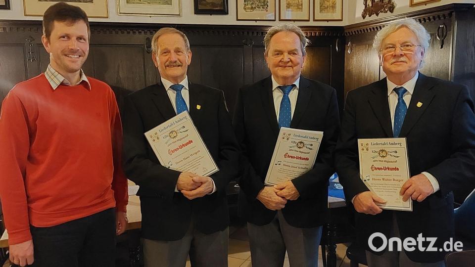 Chorleiter Christian Farnbauer (links) übergab drei Jubilaren (Hans Weigert, Josef Schlaffer, Walter Burger) für 50 Jahre „Singen im Chor“ eine Urkunde vom Fränkischen Sängerbund und dem Deutschen Chorverband, verbunden mit einer goldenen Anstecknadel sowie einem Präsent des Vereins. Bild: Norbert Utikal/exb
