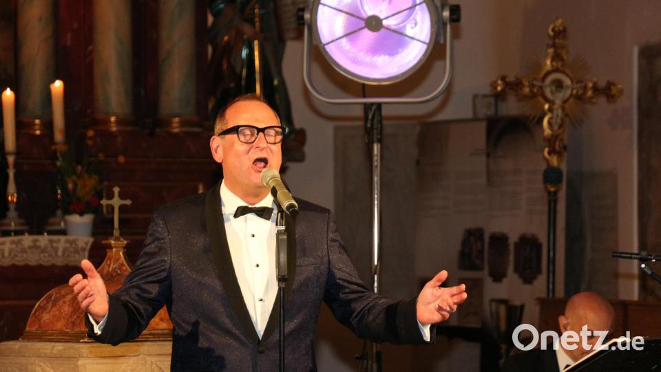 Volker Heißmann bot eine musikalische Reise mit kirchlichen und weltlichen Songs, inclusive Gospel und Lobliedern. Bild: rpp
