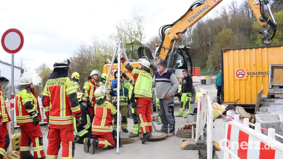 Die Feuerwehren üben eine Schachtrettung auf einer Baustelle in Parkstein. Bild: Fa. Scharnagl/exb