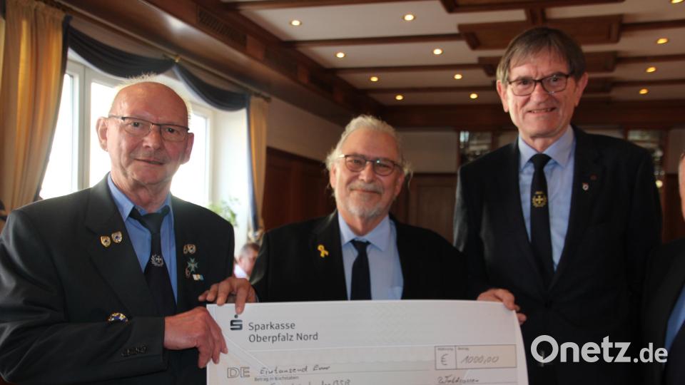 1000 Euro spendete die Soldatenkameradschaft Waldsassen dem Sozialwerk des Bayerischen Soldatenbundes. Alois Kirschbaum und Gerhard Franke (von links) überreichten den Scheck an Oberst a.D Richard Drexl. Bild: kro