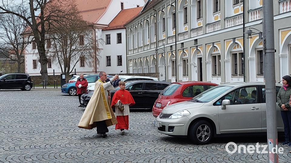 Zur Fahrzeugsegnung durften ausnahmsweise Autos am Basilikaplatz geparkt werden. Dort segnete sie Stadtpfarrer Dr. Thomas Vogl. Bild: Monika Demmer/exb