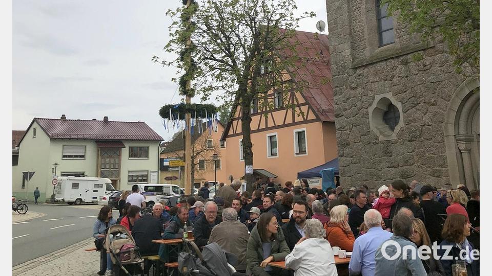 Der Maibaum in Falkenberg steht bei der Kirche nahe des Rathauses. Am Kirchplatz wurde am 1. Mai auch gefeiert. Bild: wro