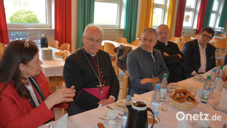 Im Speisesaal der Flüchtlingsunterkunft: (von links) Regina Kestel, Bischof Dr. Rudolf Voderholzer, Landrat Roland Grillmeier, Regionaldekan Georg Flierl und BRK-Kreisgeschäftsführer Holger Schedl. Bild: jr